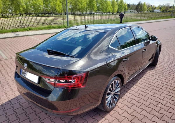 Skoda Superb cena 96500 przebieg: 88000, rok produkcji 2017 z Warszawa małe 781